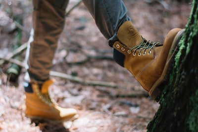 人穿着棕色Timberland牛巴革工作靴
